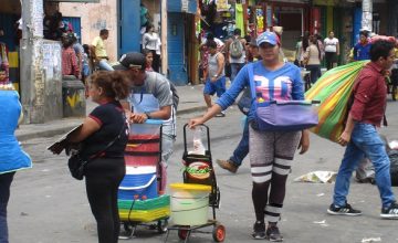Venezolanos_vendiendo_arepa_en_Peru