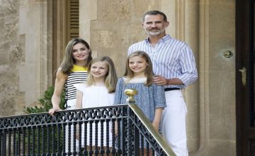 PALMA DE MALLORCA, SPAIN - JULY 31:  Queen Letizia of Spain, Princess Leonor of Spain (L), Princess Sofia of Spain (R) and  King Felipe VI of Spain pose for the photographers during the summer photocall at the Marivent Palace on July 31, 2017 in Palma de Mallorca, Spain.  (Photo by Europa Press/Europa Press via Getty Images)