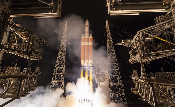 NHQ201808120008. Cape Canaveral (United States), 12/08/2018.- A handout photo made available by the NASA shows the United Launch Alliance Delta IV Heavy rocket launches NASA's Parker Solar Probe to touch the Sun, from Launch Complex 37 at Cape Canaveral Air Force Station, Florida, USA, 12 August 2018. Parker Solar Probe is humanity'Äôs first-ever mission into a part of the Sun'Äôs atmosphere called the corona. Here it will directly explore solar processes that are key to understanding and forecasting space weather events that can impact life on Earth. (Estados Unidos) EFE/EPA/NASA/Bill Ingalls / HANDOUT HANDOUT EDITORIAL USE ONLY/NO SALES