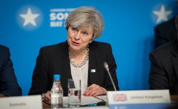 La primera ministra británica, Theresa May, habla durante una conferencia internacional sobre Somalia en la Casa de Lancaster en Londres el 11 de mayo de 2017. (Foto del DOD por el sargento de personal de los EE. UU. Jette Carr)