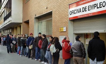 People line up to enter a government job center in Madrid, Friday, Oct. 23, 2009.  En la foto oficina del INEM
