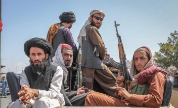talibanes-viajan-en-un-vehiculo-por-las-calles-de-kabul-en-afganistan